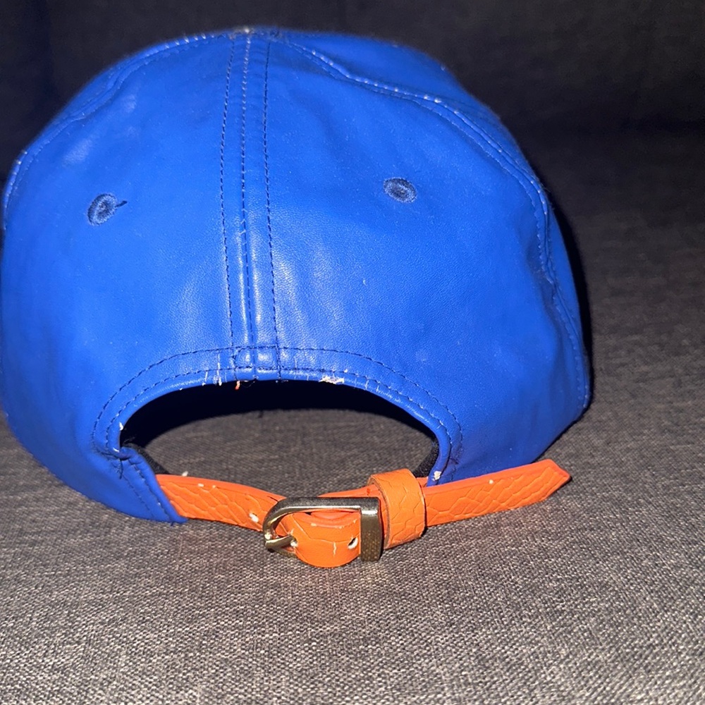 STRAP BACK